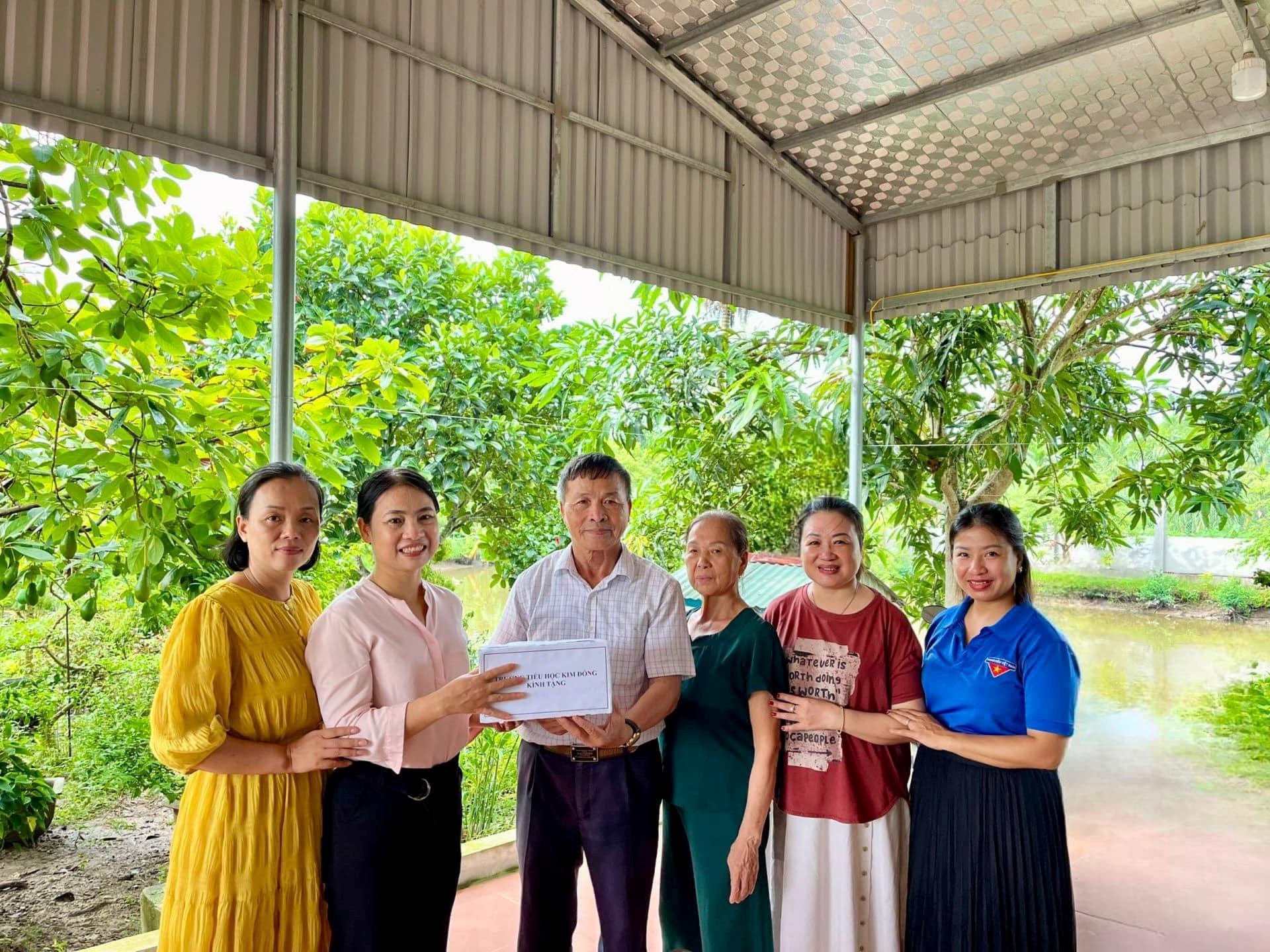 Đoàn thanh niên quận tổ chức thăm hỏi, tổ chức Chương trình “Bữa cơm tri ân”  thăm, khám tặng quà cho 06 gia đình chính sách, thương, bệnh binh, cựu TNXP nhân kỷ niệm 77 năm Ngày thương binh, liệt sĩ.