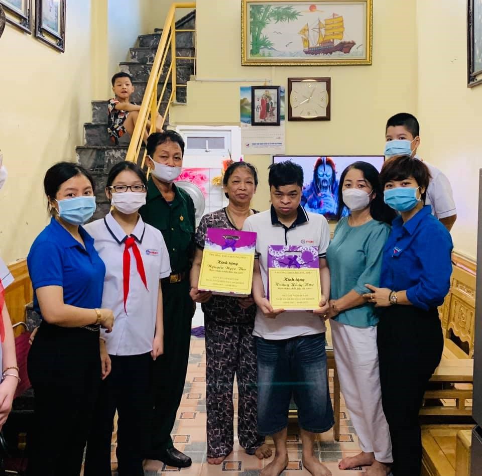 7. Đoàn phường Hàng Kênh tặng quà dịp hè