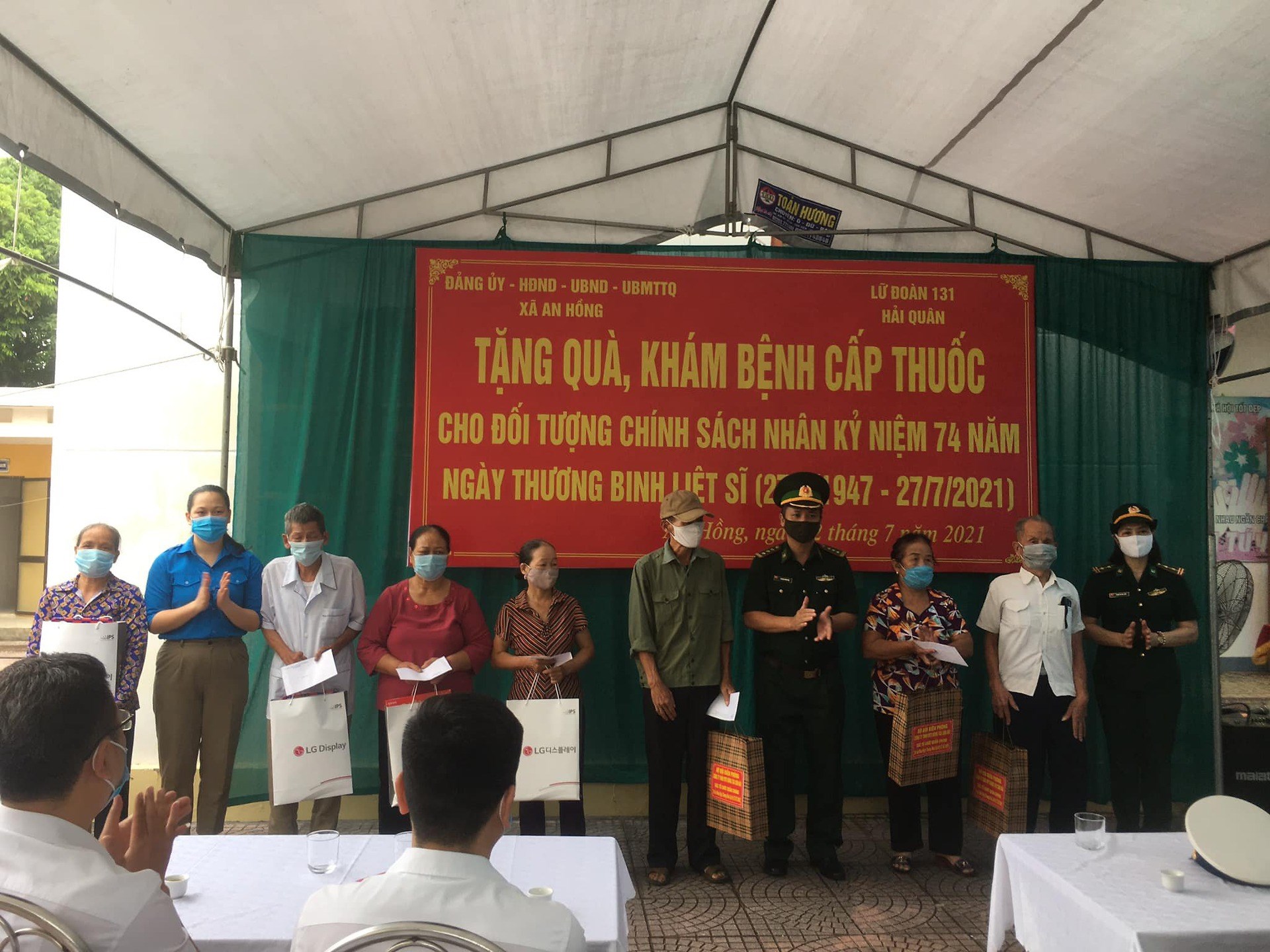 Nhân dịp kỷ niệm 74 năm ngày thương binh liệt sĩ 27/7, Ban Thường vụ Huyện đoàn An Dương phối hợp với UBND xã An Hồng tổ chức tặng quà 10 gia đình là thân nhân các cán bộ chiến sĩ đang công tác trên các vùng đảo