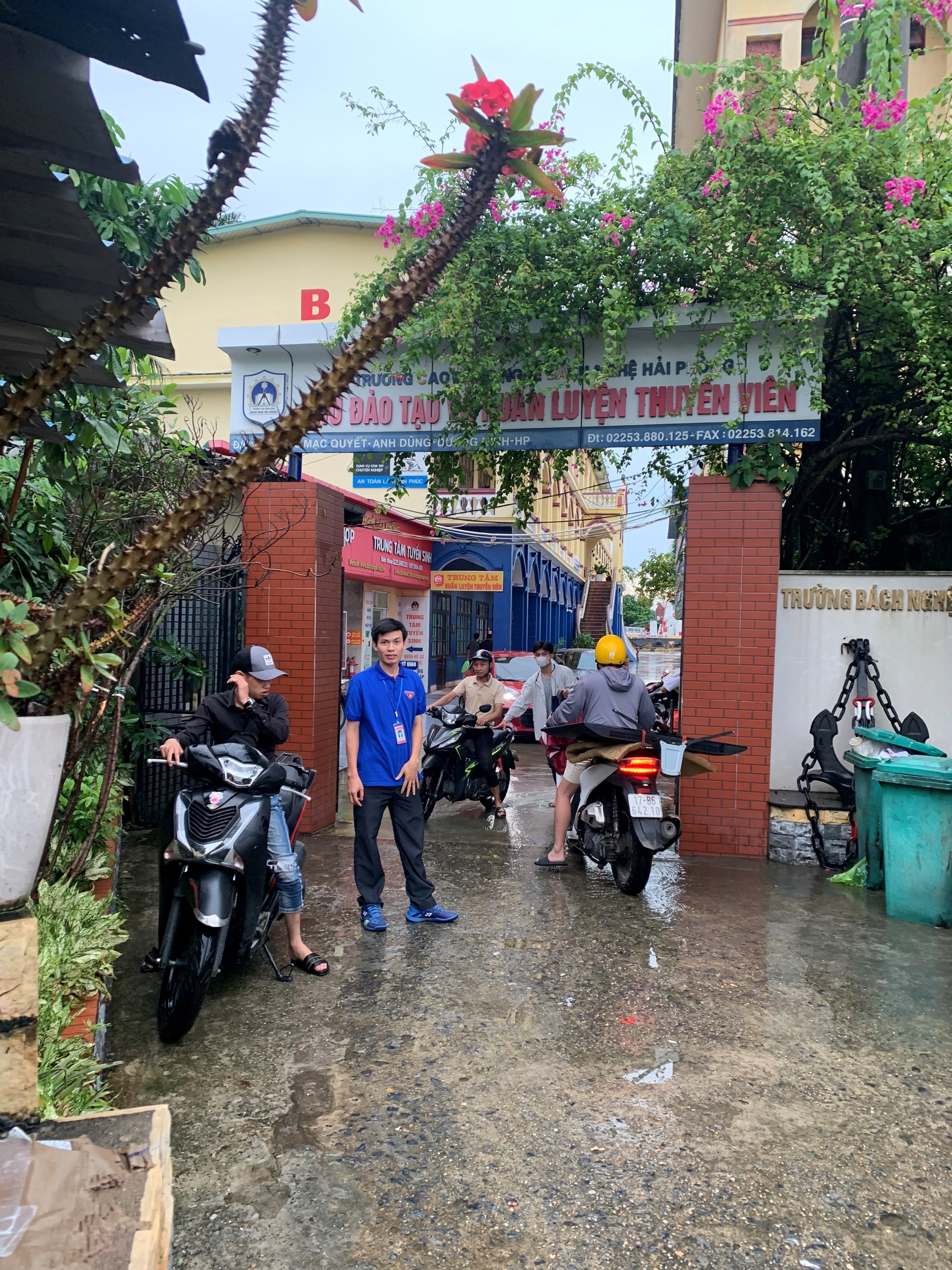 Đoàn TNCS Hồ Chí Minh trường Cao đẳng Bách nghệ Hải Phòng thành lập mô hình thanh niên đảm bảo trật tự ATGT tại khu vực cổng trường