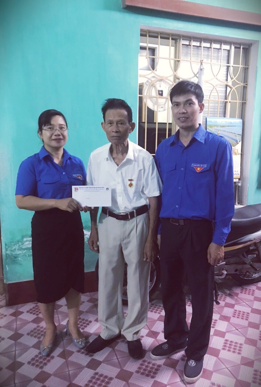 Đoàn Thanh niên Trường Cao đằng Bách nghệ Hải Phòng tặng quà gia đình chính sách, cựu thanh niên xung phong nhân kỷ niệm 75 năm ngày thương binh - liệt sĩ