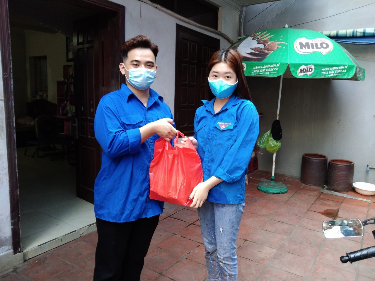 5. Đoàn phường Đông Hải tặng quà dịp Tháng thanh niên