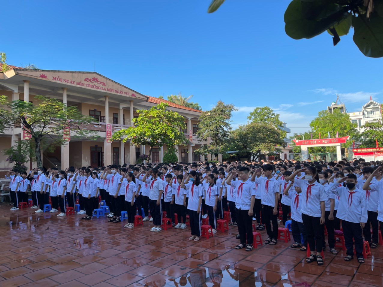 Sinh hoạt liên đội dưới cờ chuyên đề “Mỗi tuần một câu chuyện đẹp, một cuốn sách hay, một tấm gương sáng