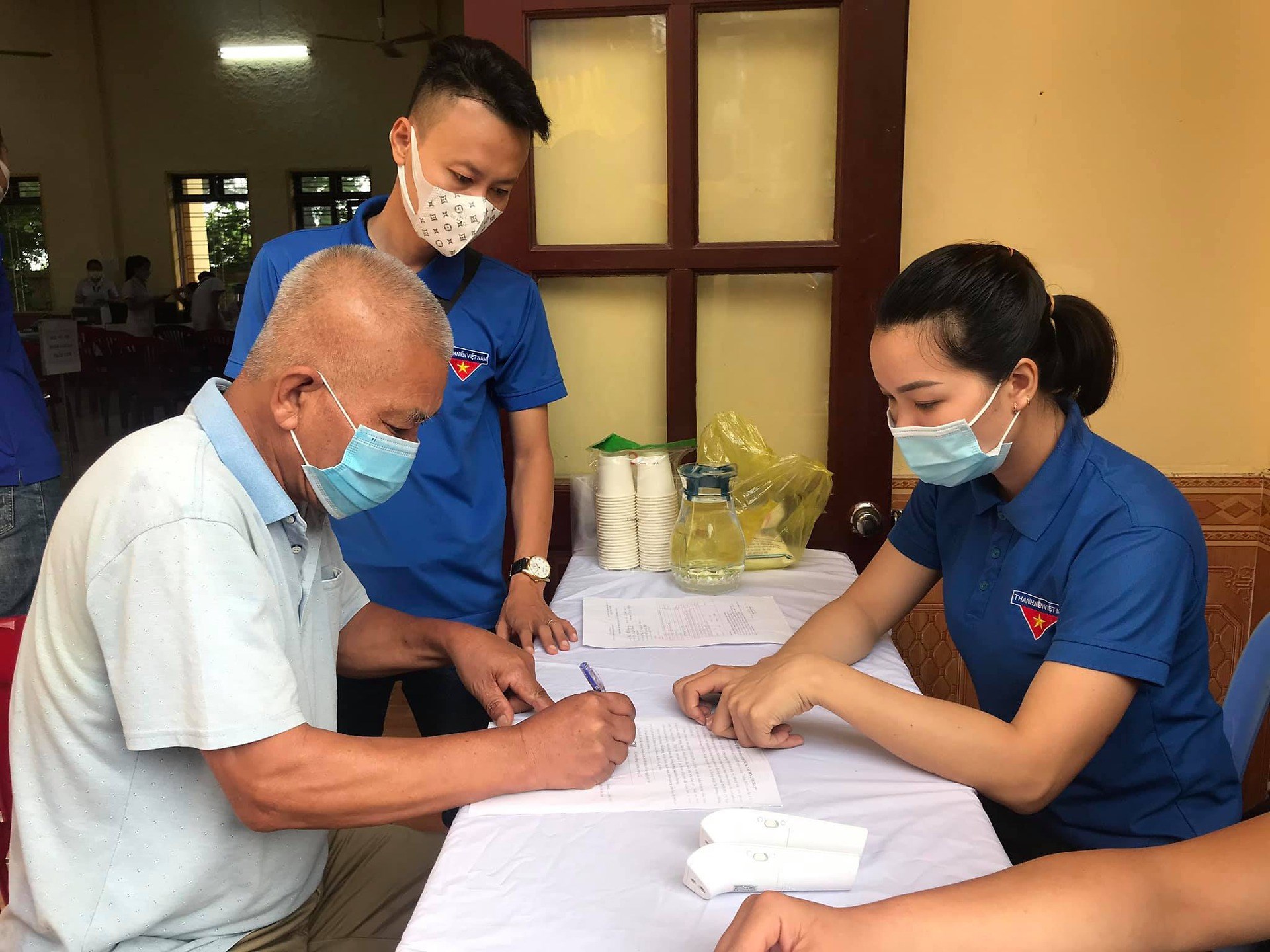 THANH NIÊN TÌNH NGUYỆN HỖ TRỢ CHIẾN DỊCH TIÊM VACCINE PHÒNG CHỐNG DỊCH COVID - 19