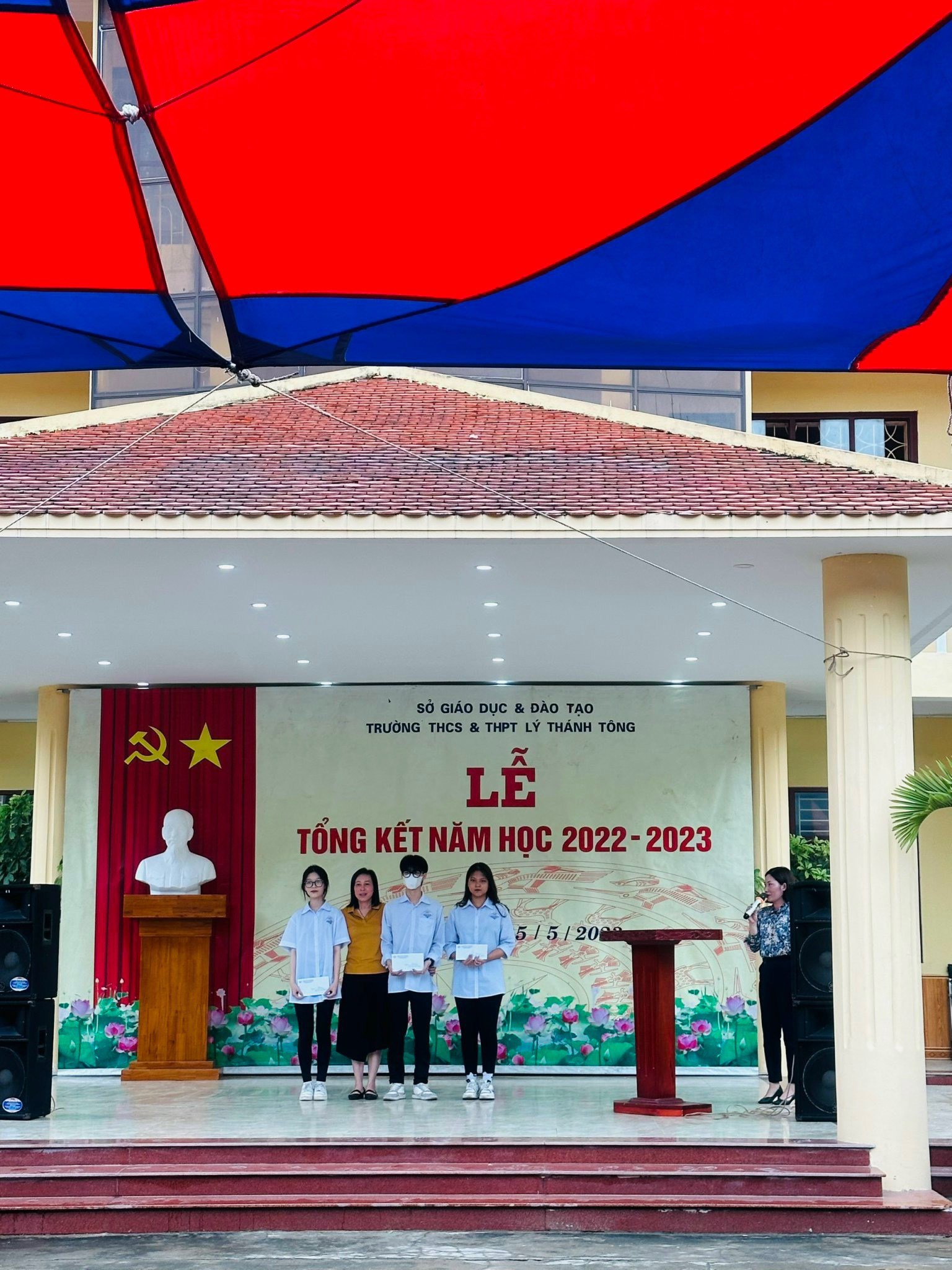 Đoàn trường THCS và THPT Lý Thánh Tông: Tặng quà cho học sinh trước kỳ thi tốt nghiệp THPT 2023