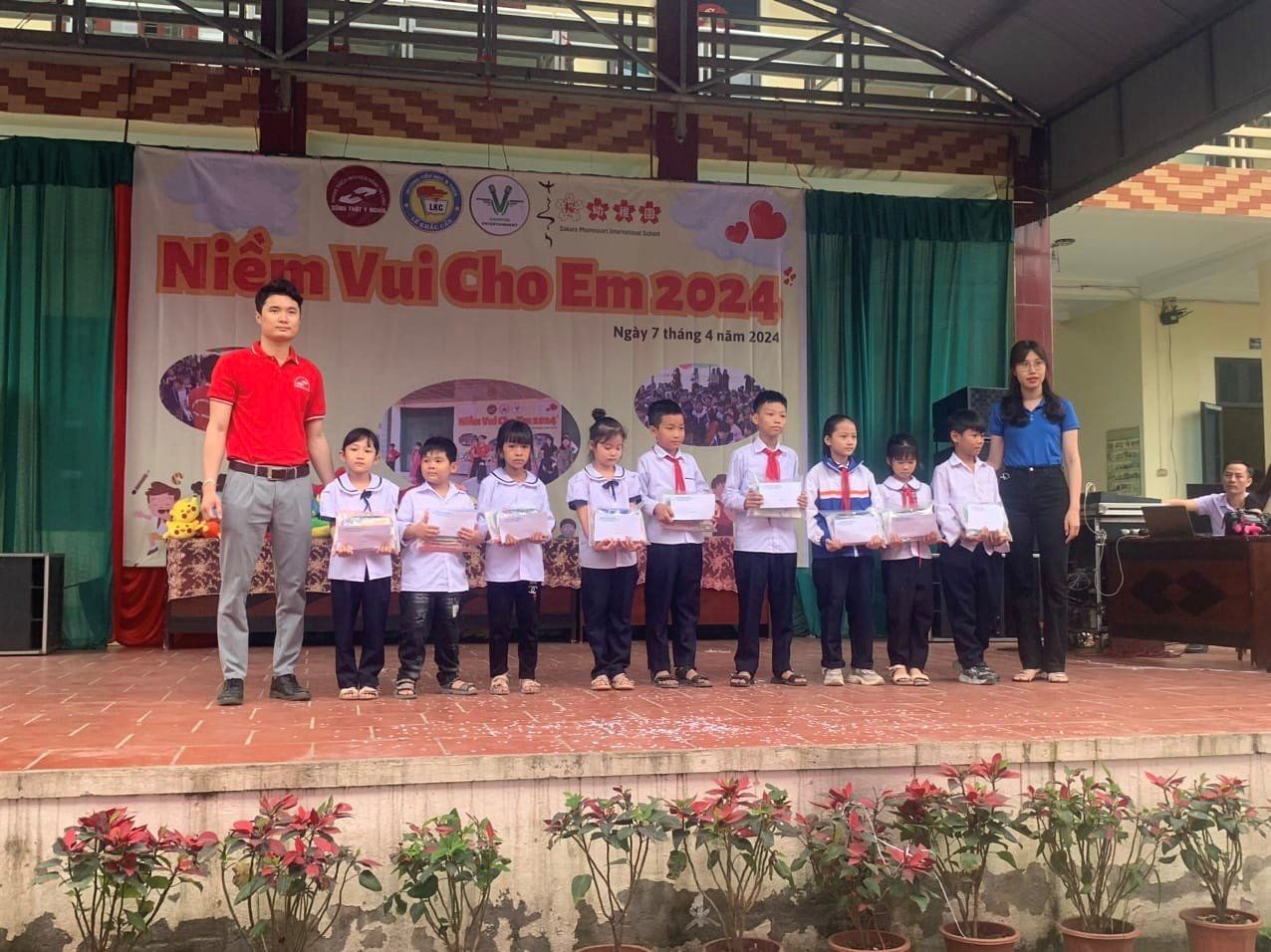 TRAO QUÀ CHO HỌC SINH CÓ HOÀN CẢNH KHÓ KHĂN TẠI TRƯỜNG TH&THCS LÊ KHẮC CẨN