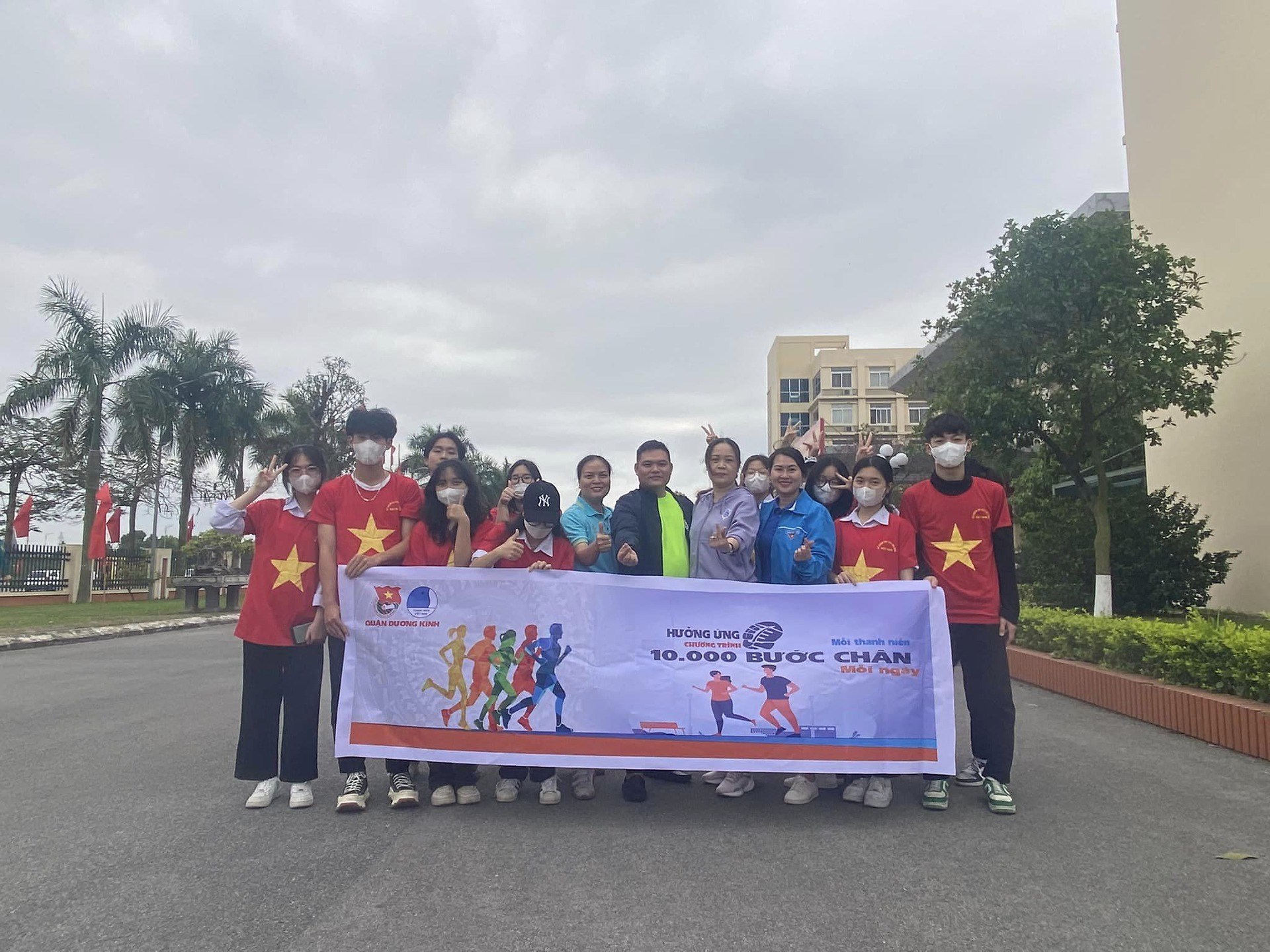 QUẬN ĐOÀN DƯƠNG KINH TỔ CHỨC PHÁT ĐỘNG CHƯƠNG TRÌNH "NHƯNG BƯỚC CHÂN VÌ CỘNG ĐỒNG" - HƯỞNG ỨNG PHONG TRÀO "MỖI THANH NIÊN 10.00 BƯỚC CHÂN MỖI NGÀY"