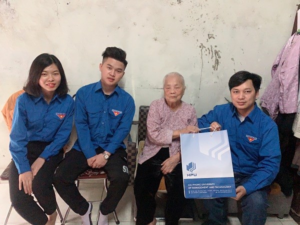 Đoàn trường Đại học Quản lý và Công nghệ Hải Phòng tổ chức các hoạt động giúp đỡ, hỗ trợ, đến thăm các gia đình cán bộ, chiến sĩ đang công tác nơi biên giới, hải đảo