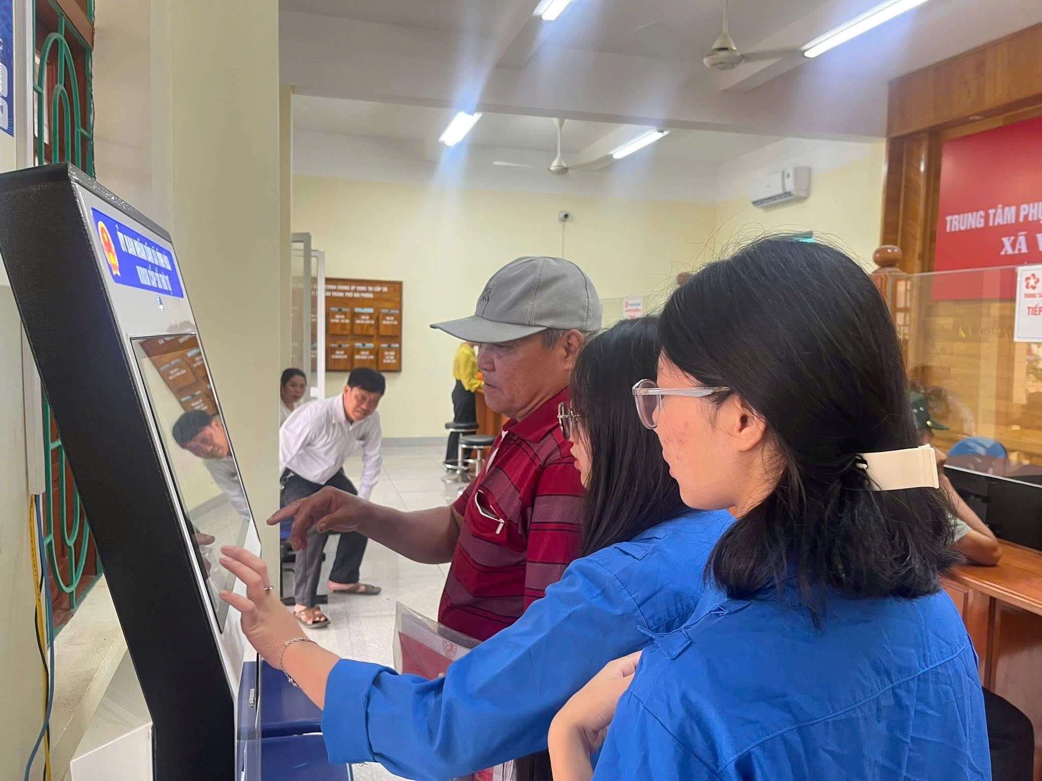 Đội hình tình nguyện hỗ trợ trung tâm hành chính công