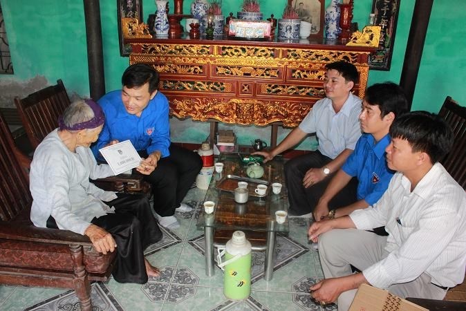 Thường trực Thành đoàn thăm, tặng quà gia đình chính sách nhân dịp kỷ niệm 67 năm ngày Thương binh, Liệt sĩ