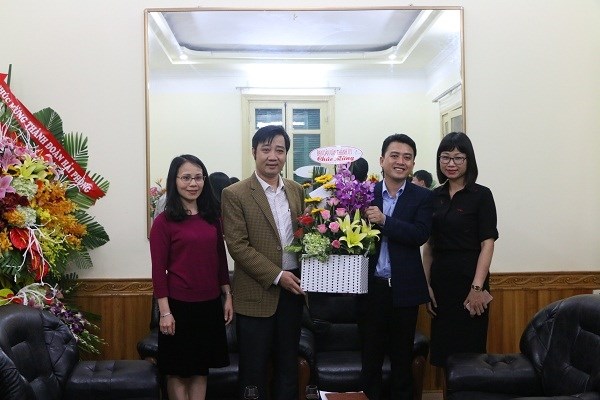 Lãnh đạo Ban Dân vận Thành ủy tặng hoa chúc mừng Thành đoàn Hải Phòng nhân kỷ niệm 86 năm Ngày thành lập Đoàn TNCS Hồ Chí Minh