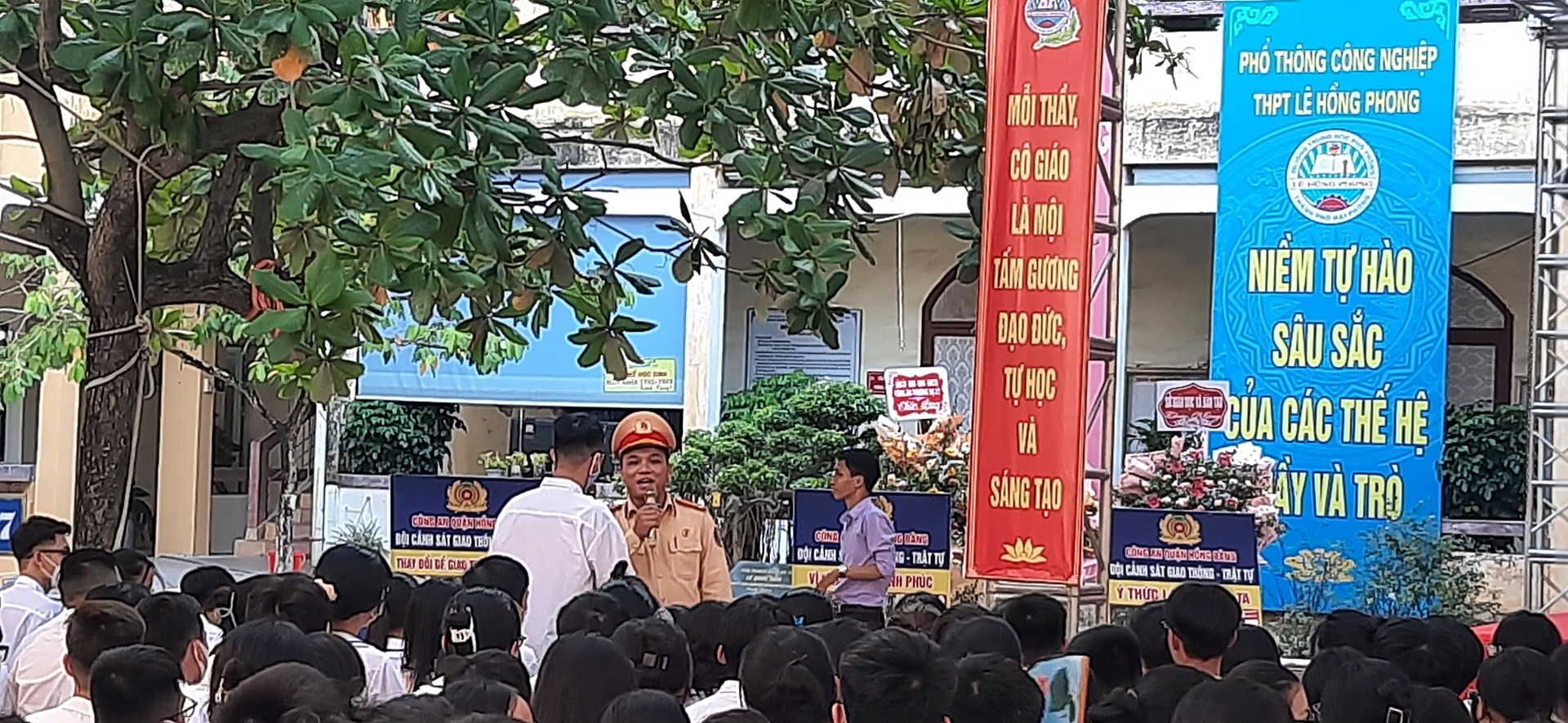 Chương trình phối hợp công tác giữa Quận Đoàn - Đoàn Công an quận - Đoàn trường THPT Lê Hồng Phong - Trung tâm tư vấn LMF năm 2022