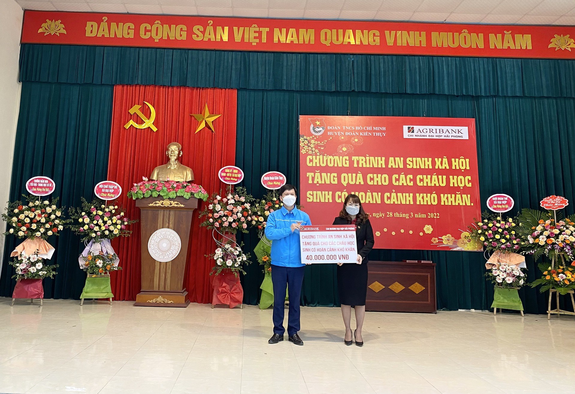 Huyện đoàn Kiến Thụy phối hợp với Ngân hàng Agribank Chi nhánh Đại Hợp tổ chức chương trình an sinh xã hội tặng quà cho học sinh có hoàn cảnh khó khăn