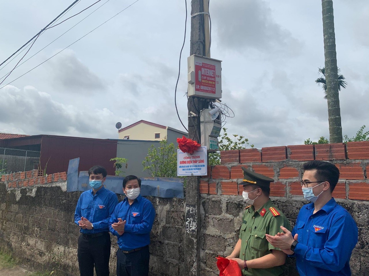 BTV Huyện đoàn Thủy Nguyên phối hợp cùng với với các nguồn lực xây dựng "Tuyến đường điện" tại xã Phả Lễ