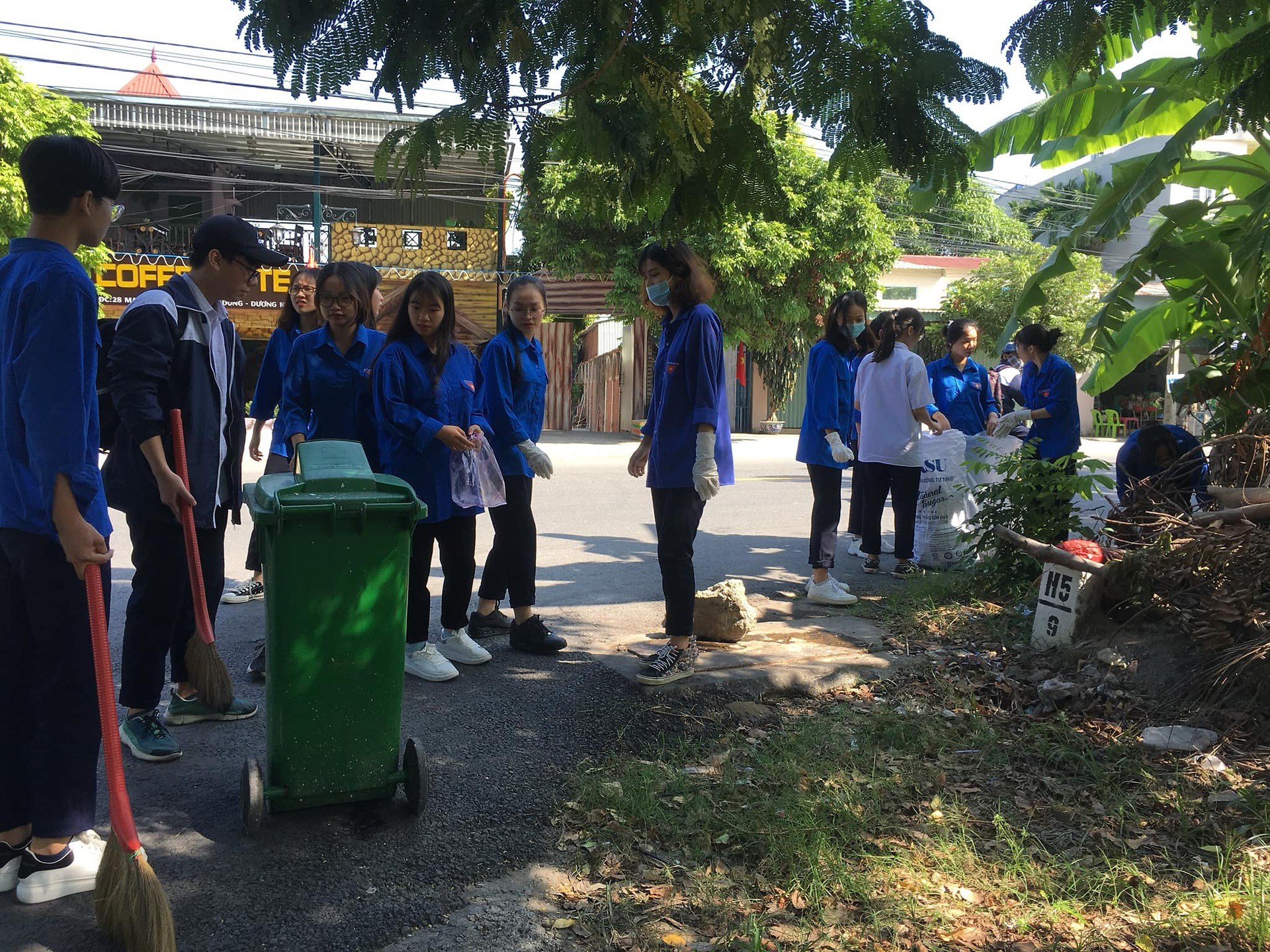 ĐOÀN KHỐI TRƯỜNG HỌC RA QUÂN DỌN VỆ SINH MÔI TRƯỜNG