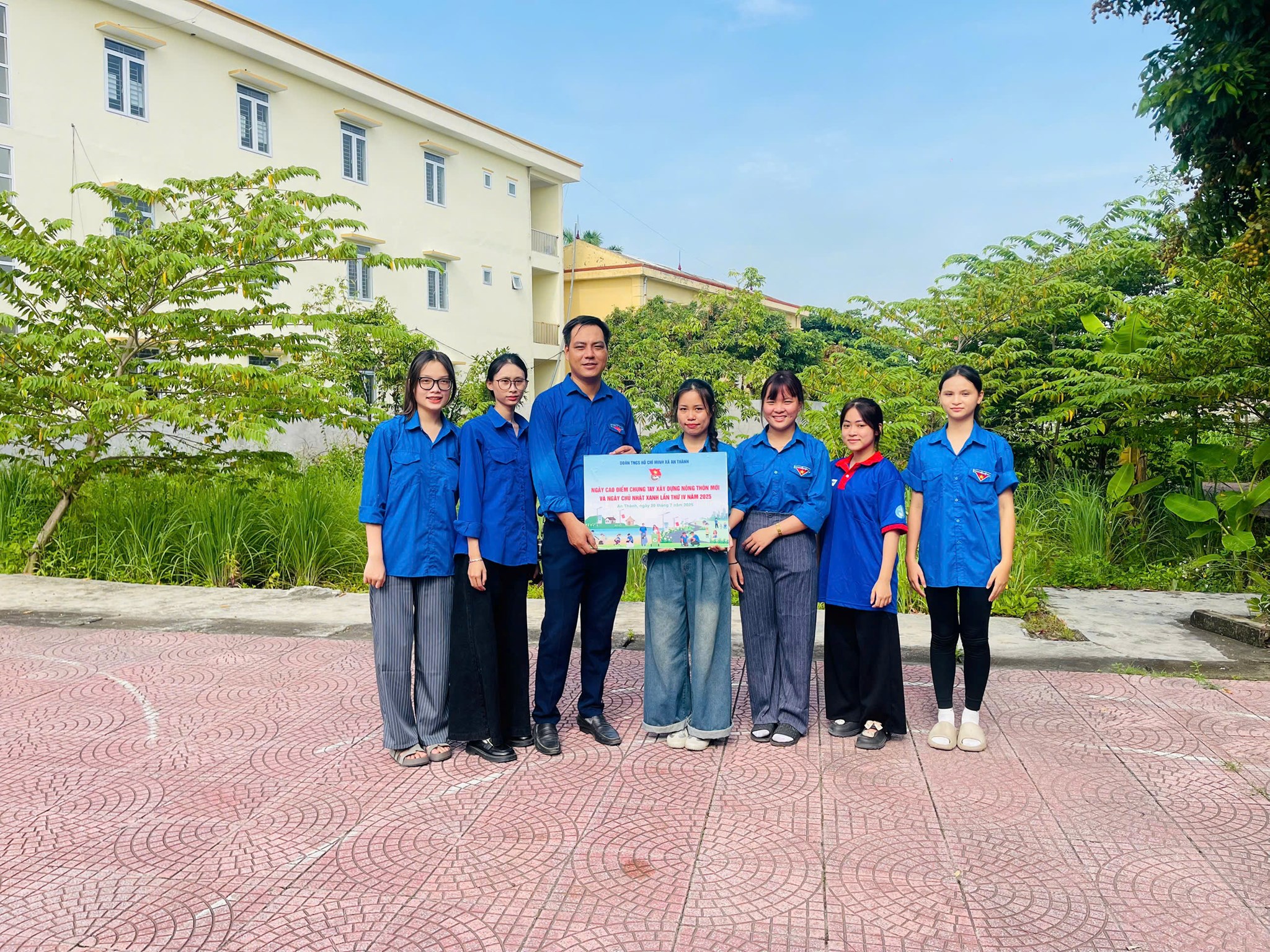 ĐOÀN XÃ AN THÀNH RA QUÂN HƯỞNG ỨNG NGÀY CAO ĐIỂM CHUNG TAY XÂY DỰNG ĐÔ THỊ VĂN MINH VÀ NGÀY CHỦ NHẬT XANH