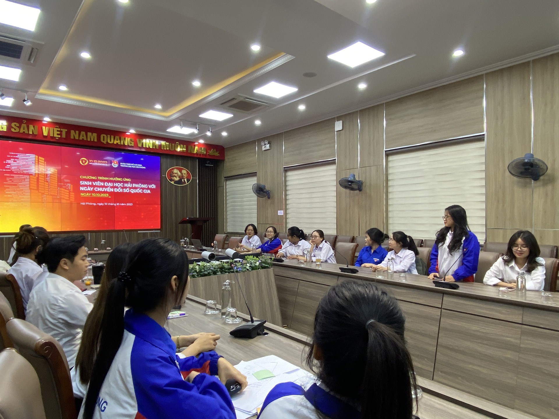 Sinh viên Trường Đại học Hải Phòng hưởng ứng ngày Chuyển đổi số Quốc gia 10.10