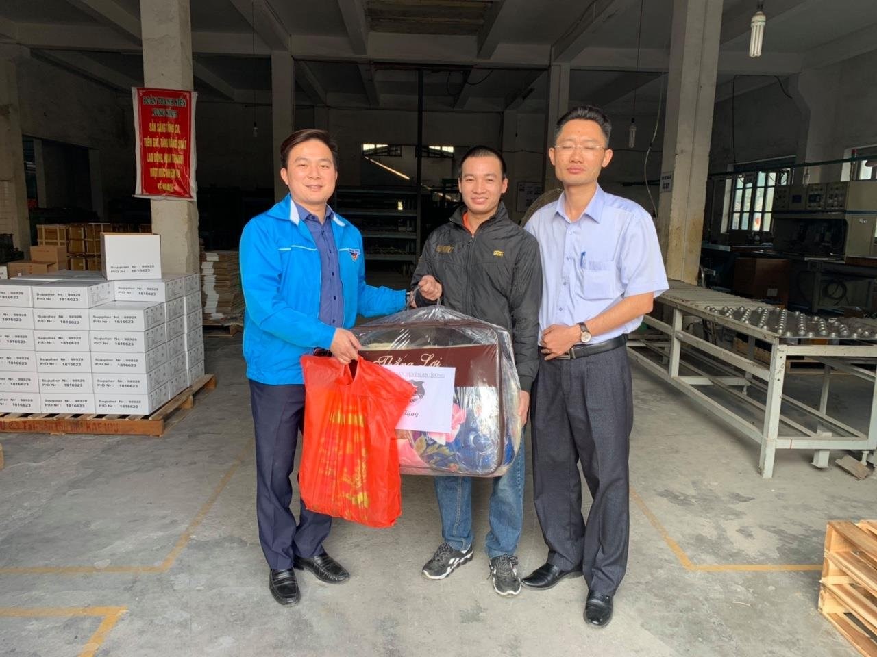Ban Thường vụ Huyện đoàn đã tổ chức trao tặng 02 suất quà cho thanh niên công nhân có hoàn cảnh khó khăn thuộc đoàn thanh niên công ty Cổ phần Ắc quy Tia Sáng Hải Phòng