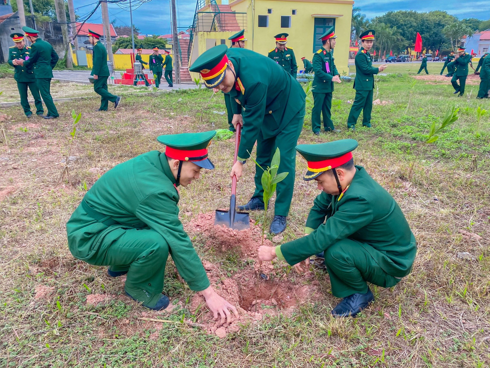 Cán bộ, Đoàn viên thanh niên Chi đoàn cơ sở Phòng Hậu cần tích cực trồng cây xanh
