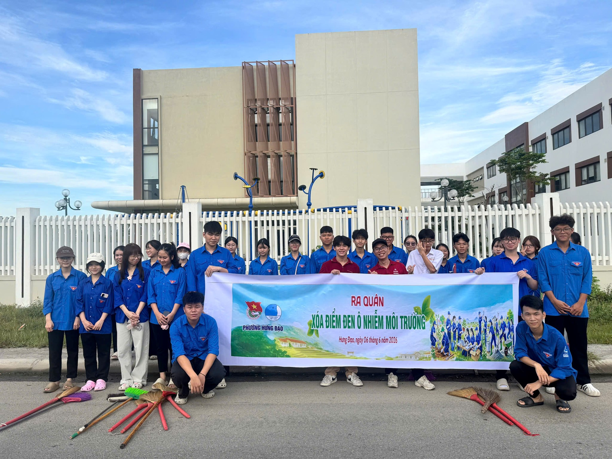 TUÔI TRẺ HƯNG ĐẠO RA QUÂN ĐỒNG LOẠT HƯỞNG ỨNG PHONG TRÀO THỊ ĐUA "TOÀN DÂN CHUNG TAY VÌ MỘT HẢI PHÒNG XANH - SẠCH - ĐẸP"