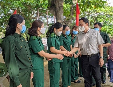 Bí thư Thành ủy Trần Lưu Quang thăm, động viên Liên đội Thanh niên xung phong đảo Bạch Long Vỹ.