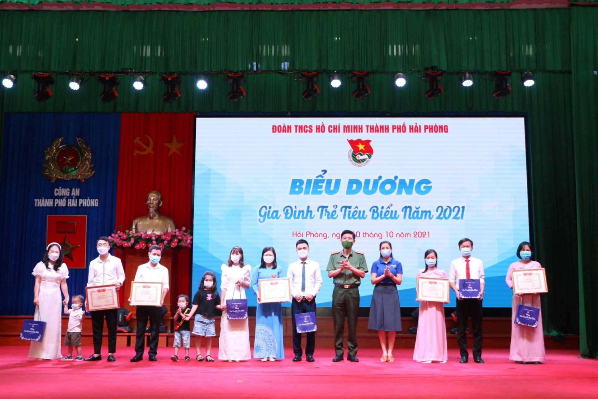 Thành đoàn Hải Phòng tổ chức biểu dương gia đình trẻ tiêu biểu năm 2021