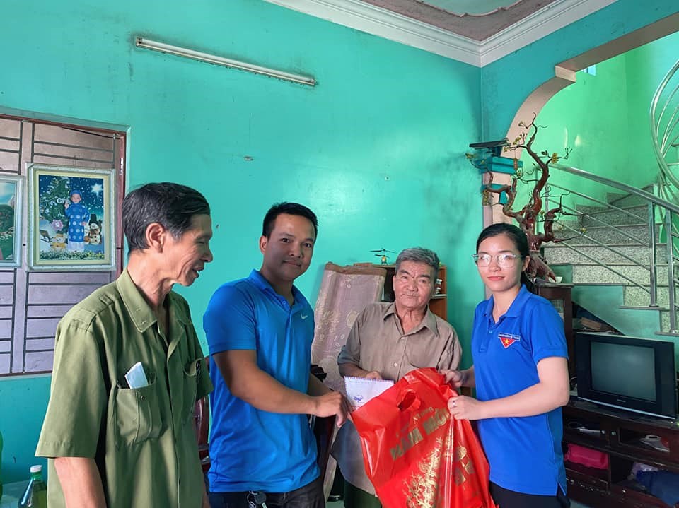 Quận Kiến An: THPT Kiến An tổ chức thăm hỏi, tặng quà thân nhân, gia đình cán bộ chiến sỹ công tác tại hải đảo