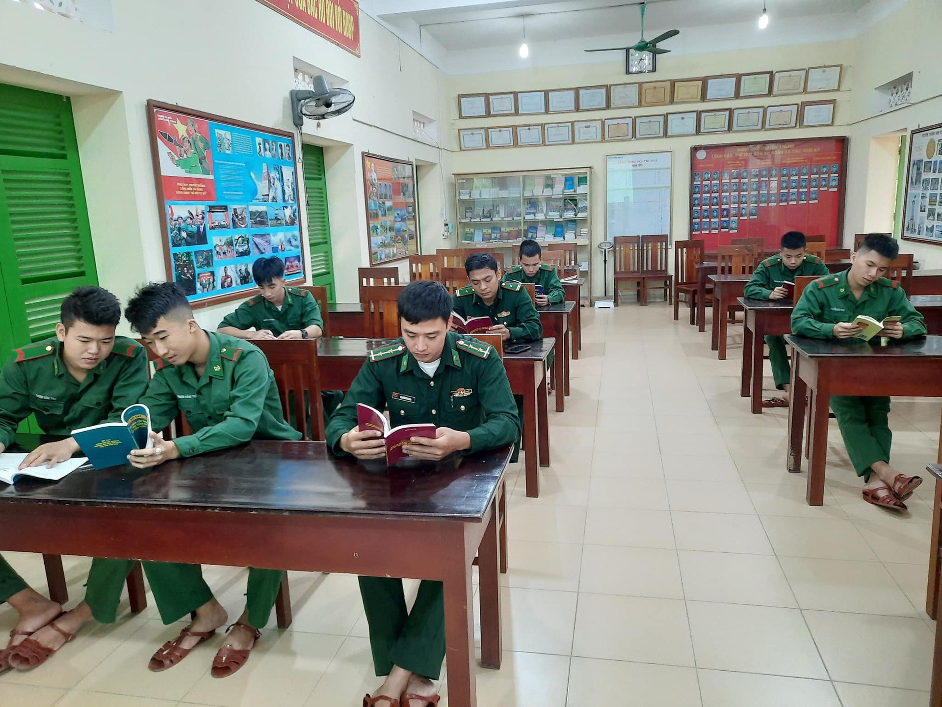 Đoàn thanh niên Bộ Chỉ huy Quân sự tổ chức sinh hoạt sách, thảo luận các cuốn sách về Bác