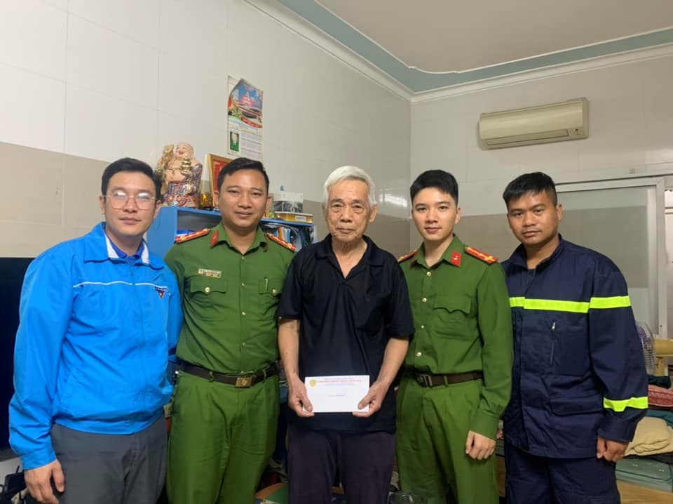 Tặng quà cho các bác Cựu TNXP nhân dịp Tháng Thanh niên năm 2023