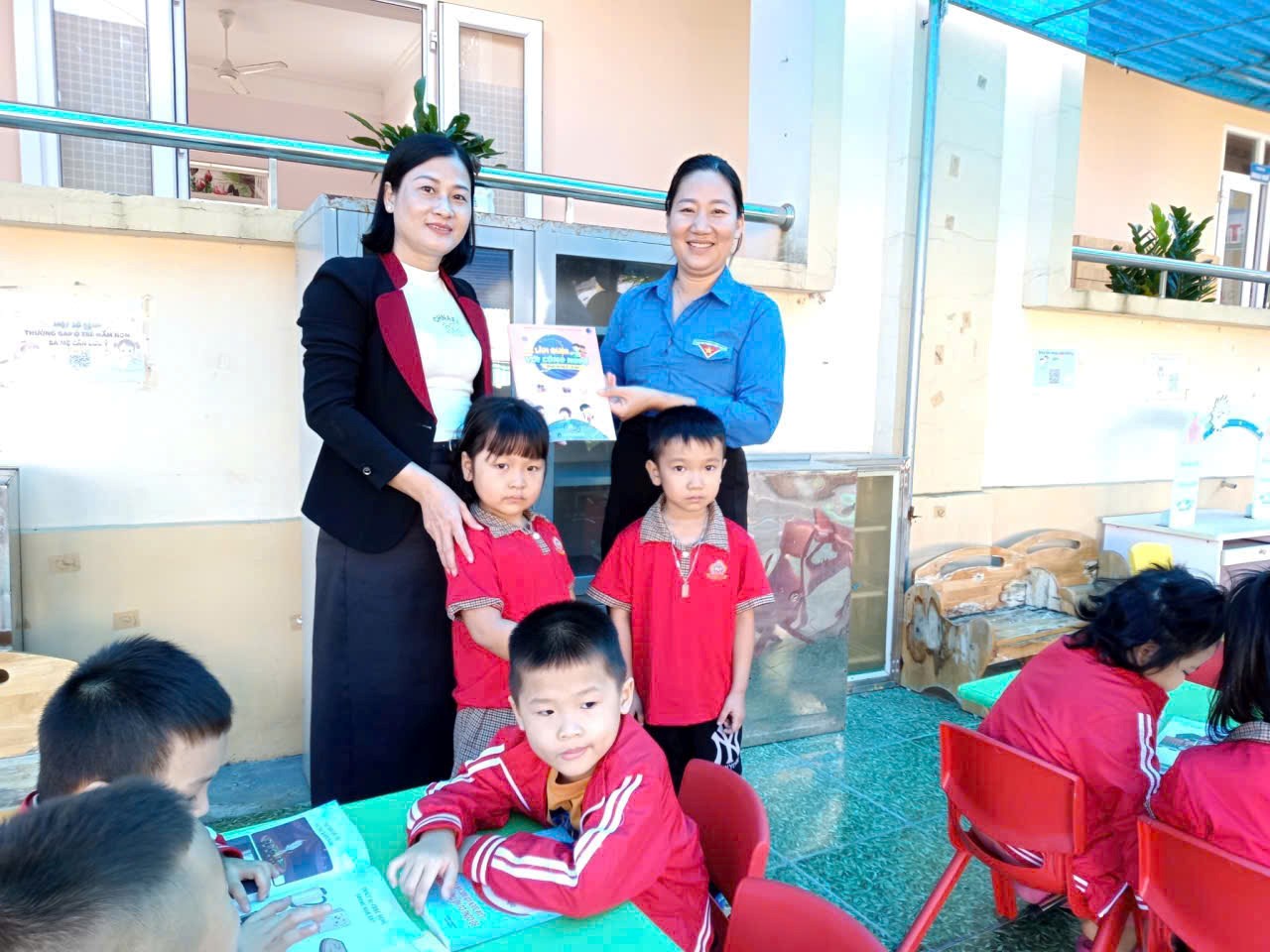 KHÔNG KHÍ RỘN RÀNG CHUẨN BỊ 20/11 TẠI TRƯỜNG MẦM NON TIÊN THẮNG