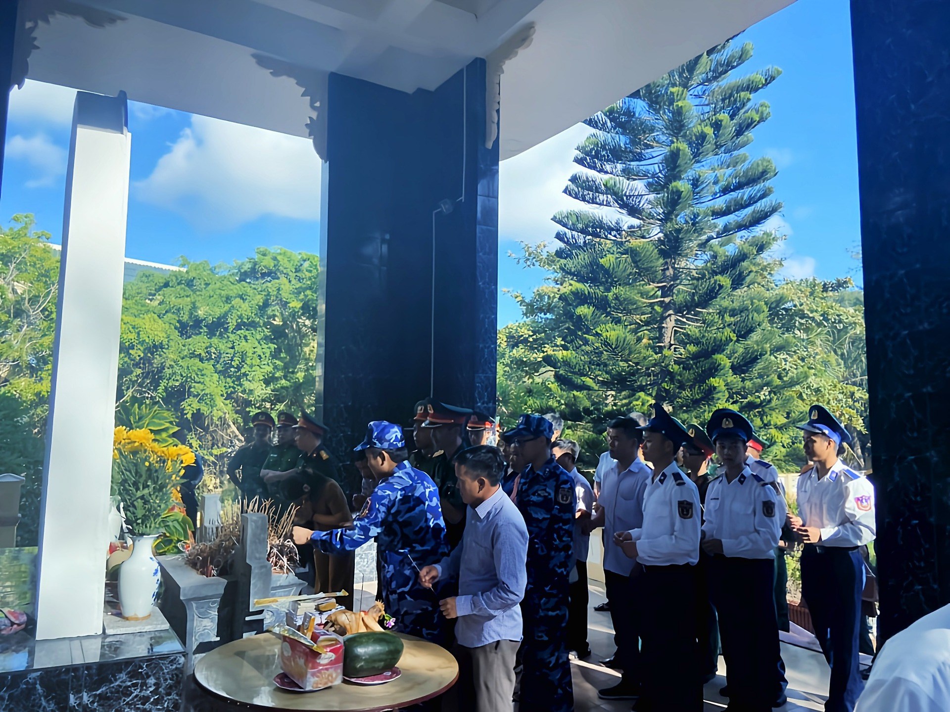 TUỔI TRẺ LLVT BỘ CHQS THÀNH PHỐ HẢI PHÒNG TRI ÂN CÁC ANH HÙNG LIỆT SĨ