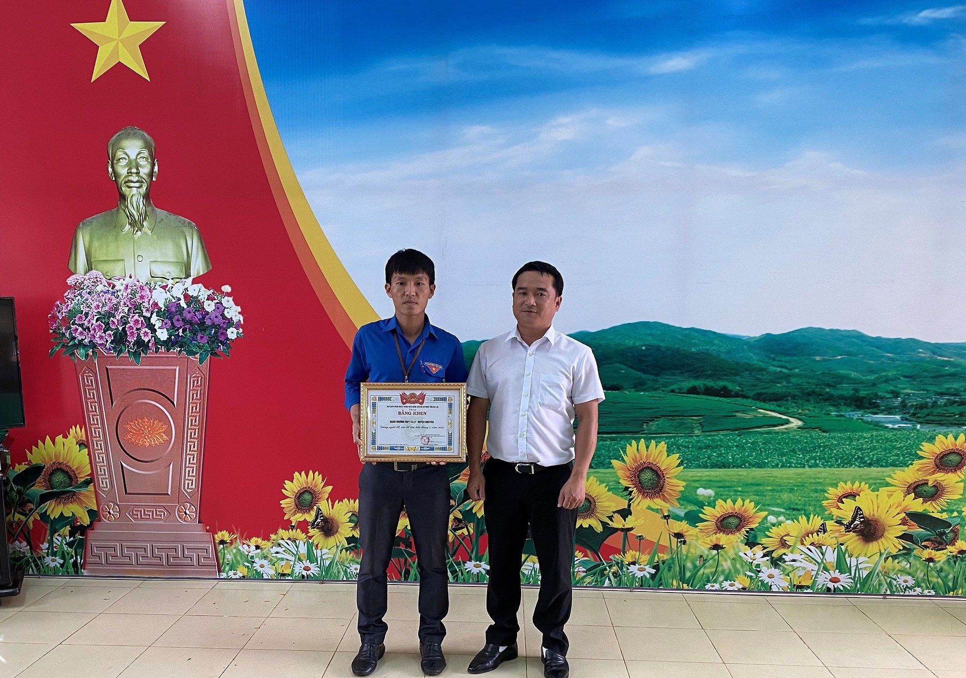 Gia Lai: Tặng bằng khen gương người tốt- việc tốt cho Đoàn trường THPT Ya Ly