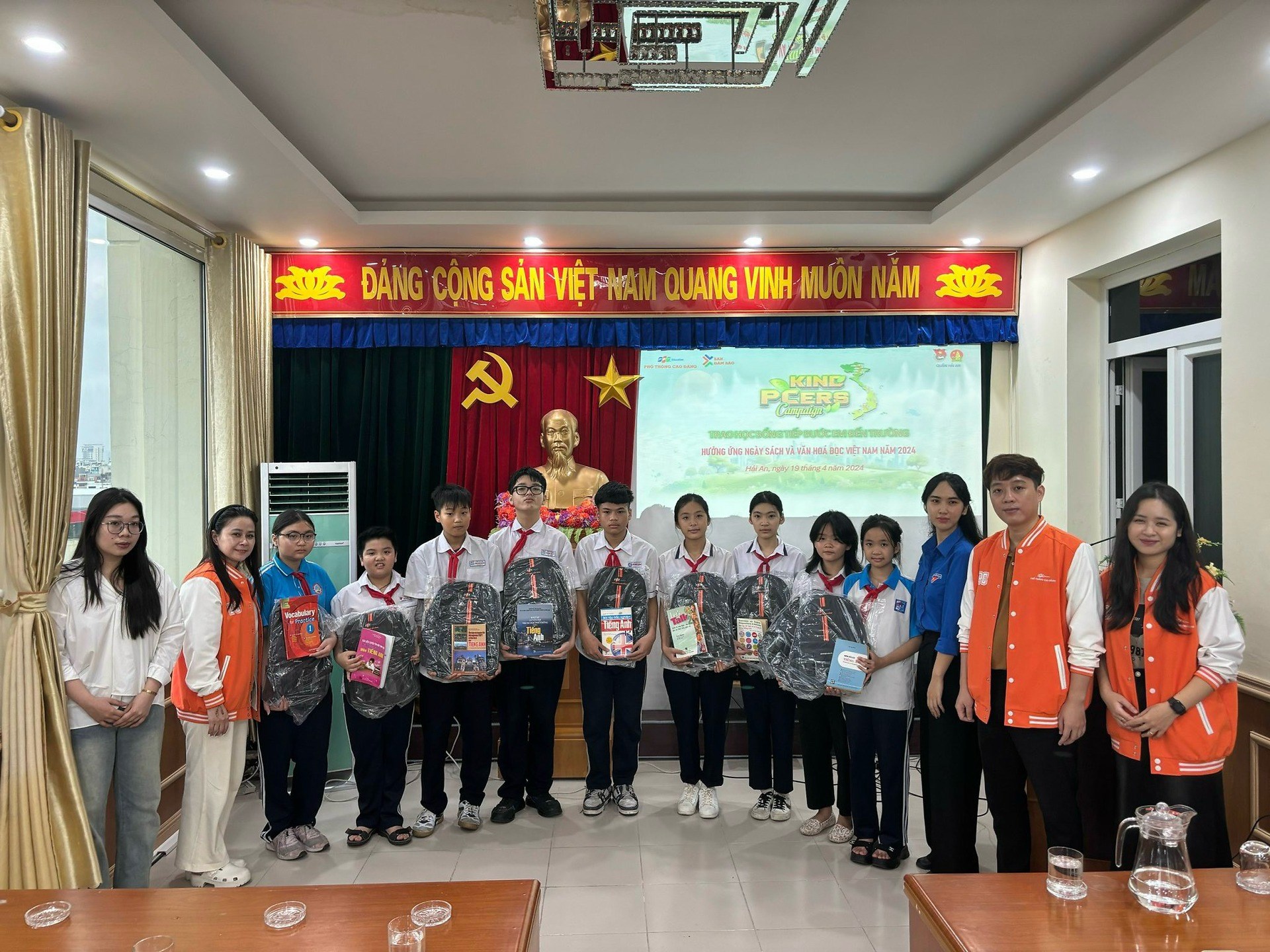 Ban Thường vụ quận Quận đoàn Hải An tổ chức trao tặng quà cho học sinh THCS có hoàn cảnh khó khăn