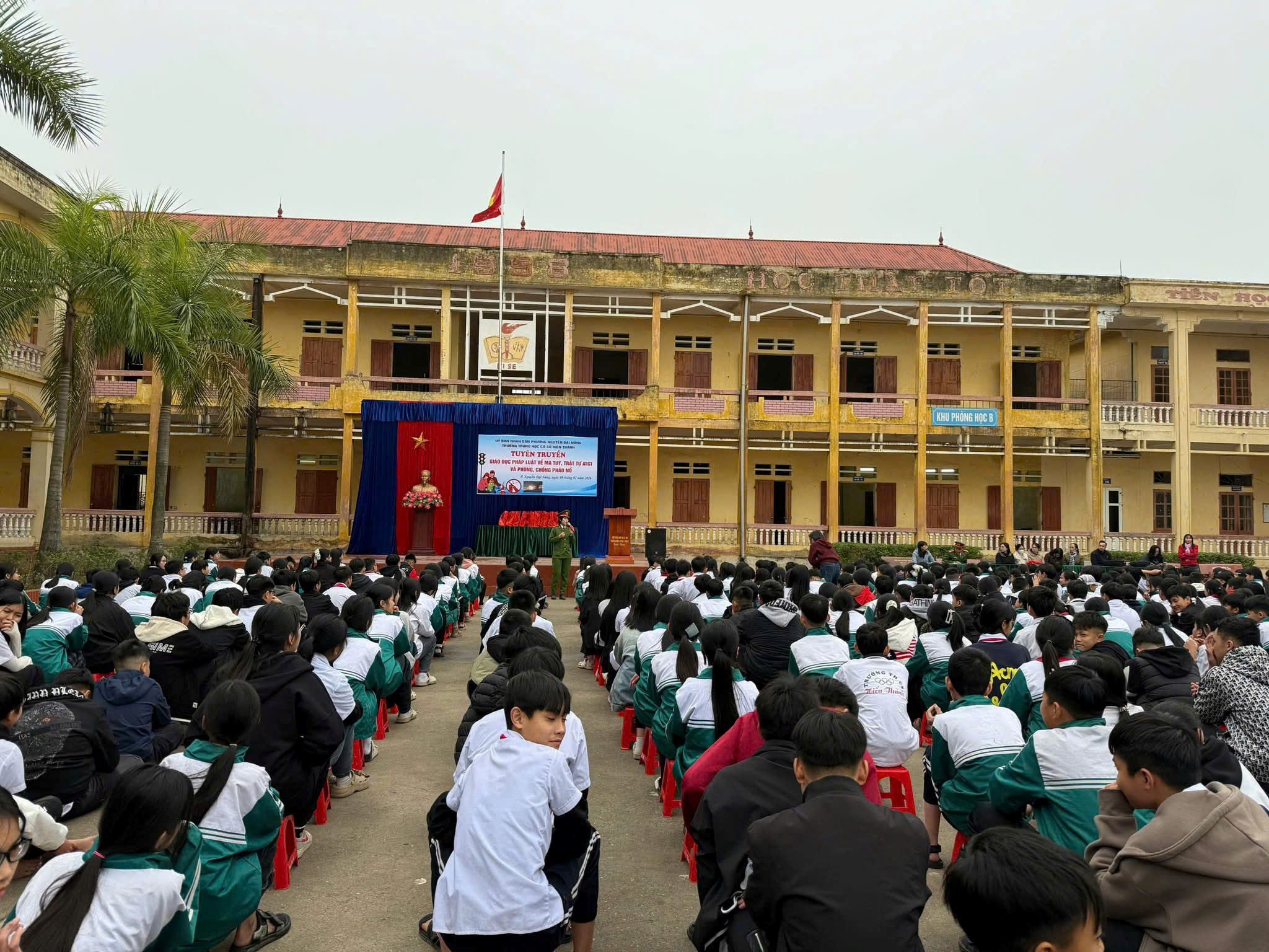 TRƯỜNG THCS HIẾN THÀNH TUYÊN TRUYỀN PHÁP LUẬT CHO HỌC SINH VÀ TRỌNG BUỔI NGOẠI KHÓA TRƯỜNG THCS HIẾN THÀNH ĐÃ TRAO QUÀ TẾT CHO HỌC SINH HOÀN CẢNH KHÓ KHĂN.