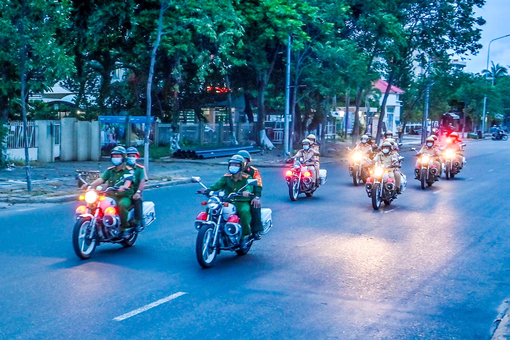 Cảnh báo khẩn hiểm họa tụ tập phóng xe truy sát nhau trên đường phố - KỲ I: XE MÁY ĐẤU ĐẦU Ô-TÔ TRÊN CẦU VƯỢT LẠCH TRAY