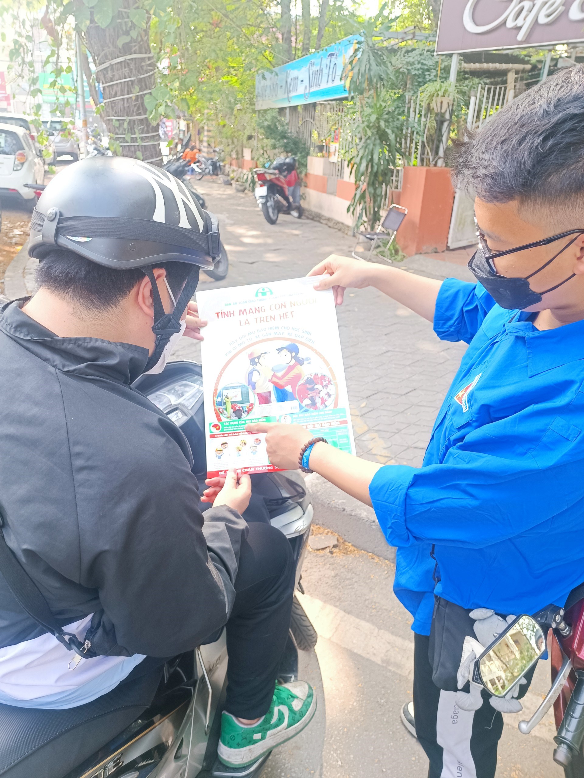 Đoàn TNCS Hồ Chí Minh Cảng Hải Phòng ra quân phát tờ rơi tuyên truyền về an toàn giao thông nhân kỷ niệm Ngày Pháp luật Việt Nam 09/11 trên địa bàn cảng Hoàng Diệu