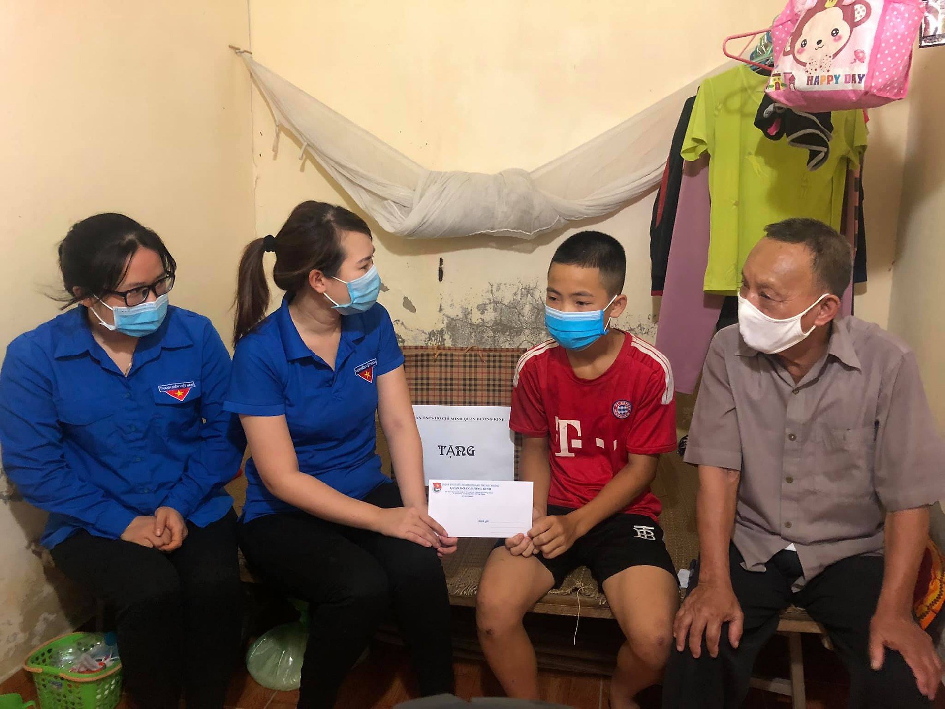 QUẬN ĐOÀN THĂM, TẶNG QUÀ HỖ TRỢ CHÁU BÉ ĐẠP XE TỪ HÀ GIANG XUỐNG HẢI PHÒNG THĂM MẸ