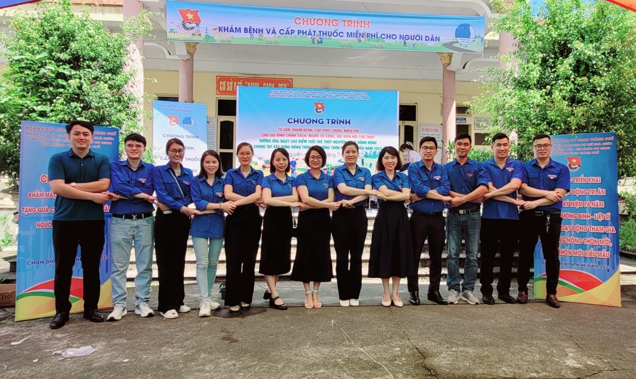 PHỐI HỢP TỔ CHỨC CHƯƠNG TRÌNH KHÁM MẮT, PHÁT THUỐC MIỄN PHÍ, TẶNG QUÀ CHO CÁC ĐỐI TƯỢNG THUỘC GIA ĐÌNH CHÍNH SÁCH, NGƯỜI CÓ CÔNG, HỘI VIÊN HỘI CỰU THANH NIÊN XUNG PHONG