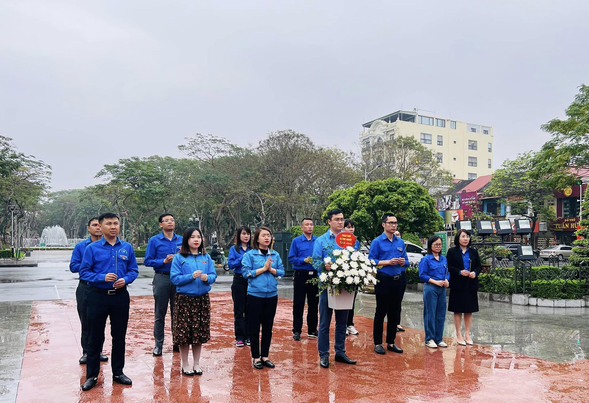BAN CHẤP HÀNH ĐOÀN KHỐI DOANH NGHIỆP THÀNH PHỐ DÂNG HƯƠNG TẠI TƯỢNG ĐÀI NỮ TƯỚNG LÊ CHÂN