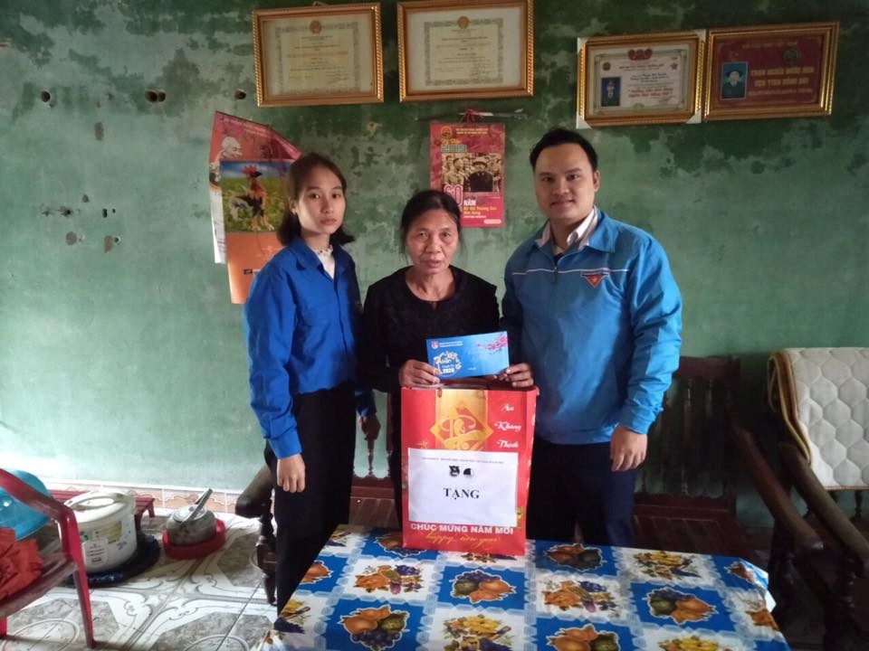 Thăm, tặng, tặng quà gia đình chính sách, cựu TNXP nhân kỷ niệm 75 năm ngày Thương binh, liệt sỹ