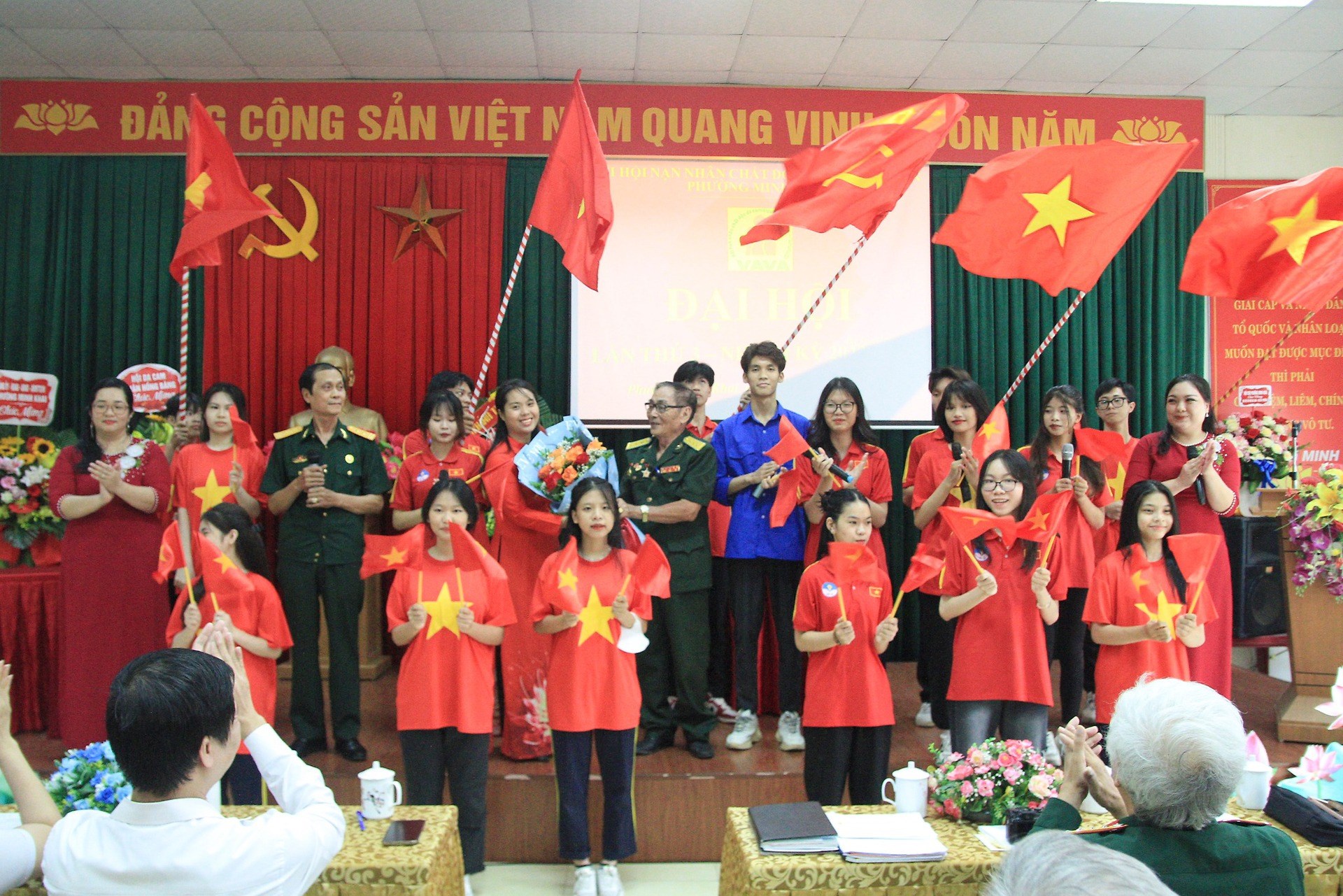 Đội hình tình nguyện Hoa phượng đỏ trường THPT Lương Khánh Thiện và Trung cấp Chuyên nghiệp Hải Phòng tham gia hỗ trợ Chương trình Đại hội của Chi Hội nạn nhân chất độc da cam Dioxin phường Minh Khai nhiệm kỳ 2023 - 2028.