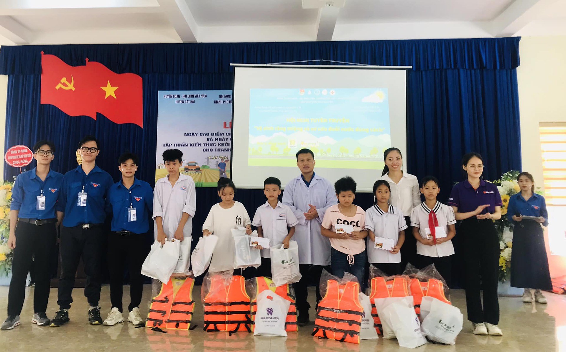 CHIẾN DỊCH THANH NIÊN TÌNH NGUYỆN HÈ 2023 - HÀNH TRÌNH XANH 2023: Hội nghị tuyên truyền về rửa tay bằng xà phòng đúng cách, vệ sinh răng miệng đúng cách, an toàn giao thông, phòng chống ma túy, phòng chống đuối nước