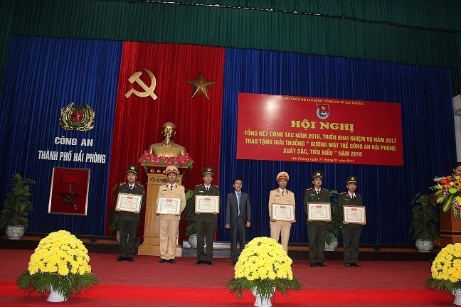 Đoàn Thanh niên Công an TP: Tổng kết công tác năm 2016, triển khai nhiệm vụ năm 2017 trao tặng giải thưởng "Gương mặt trẻ công an Hải Phòng xuất sắc, tiêu biểu" năm 2016