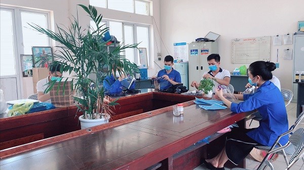 Chương trình làm mũ chống giọt bắn Phục vụ cho lực lượng y tế tuyến đầu, lực lượng ĐVTN tham gia hỗ trợ công tác lấy mẫu xét nghiệm và các chốt kiểm soát dịch bệnh trên địa bàn huyện.
