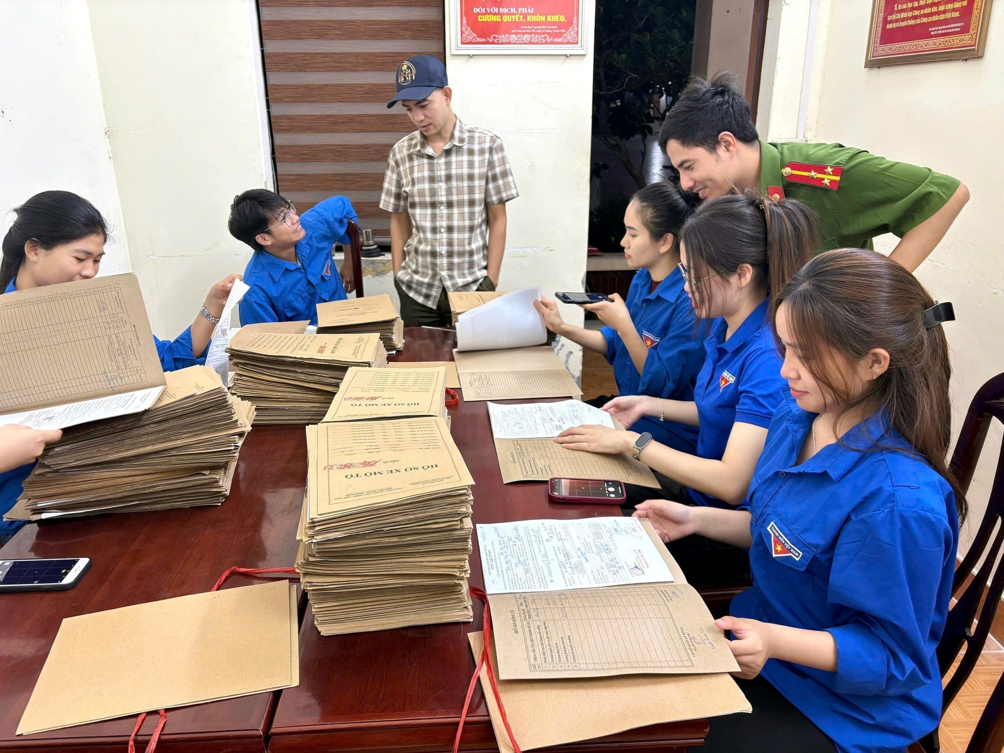 Đoàn thanh niên phường Hòa Bình hỗ trợ Công an phường rà soát, làm sạch dữ liệu đăng ký phương tiện