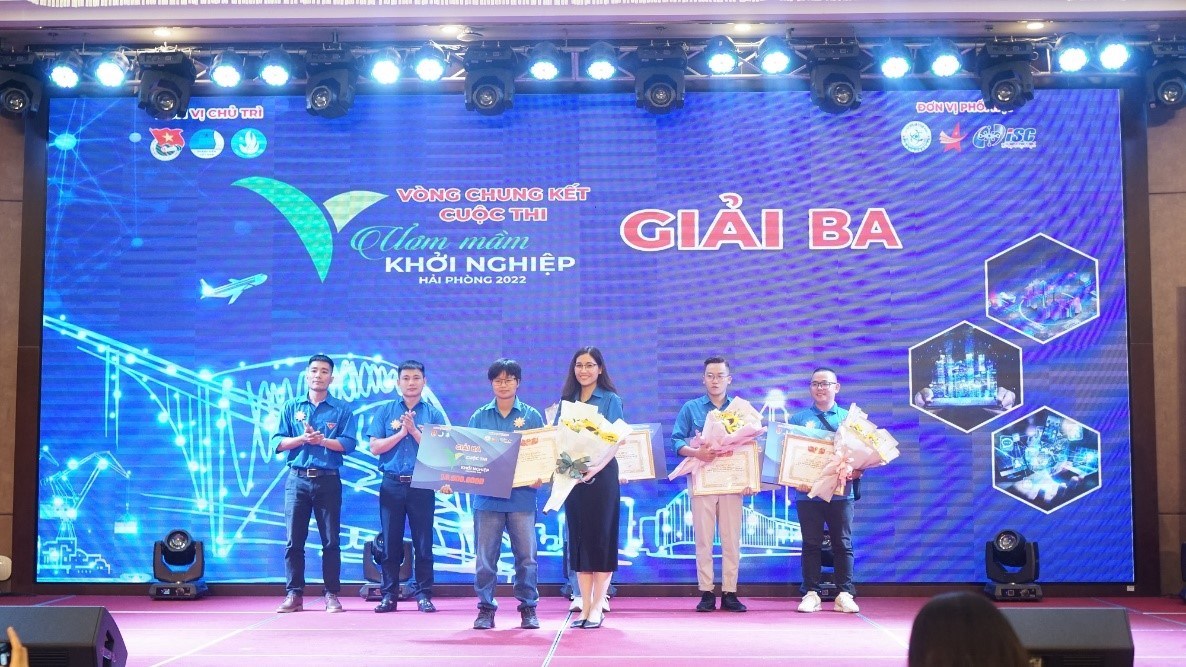 CÔ GÁI KHÁT KHAO XÂY DỰNG CÁC SẢN PHẨM ĐẶC THÙ CHO THÀNH PHỐ HOA PHƯỢNG ĐỎ