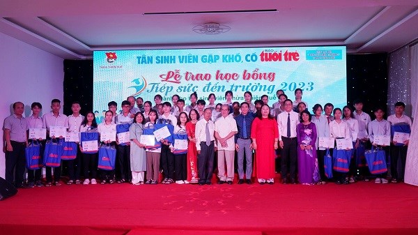 Trao cơ hội viết tiếp những ước mơ cho 72 tân sinh viên