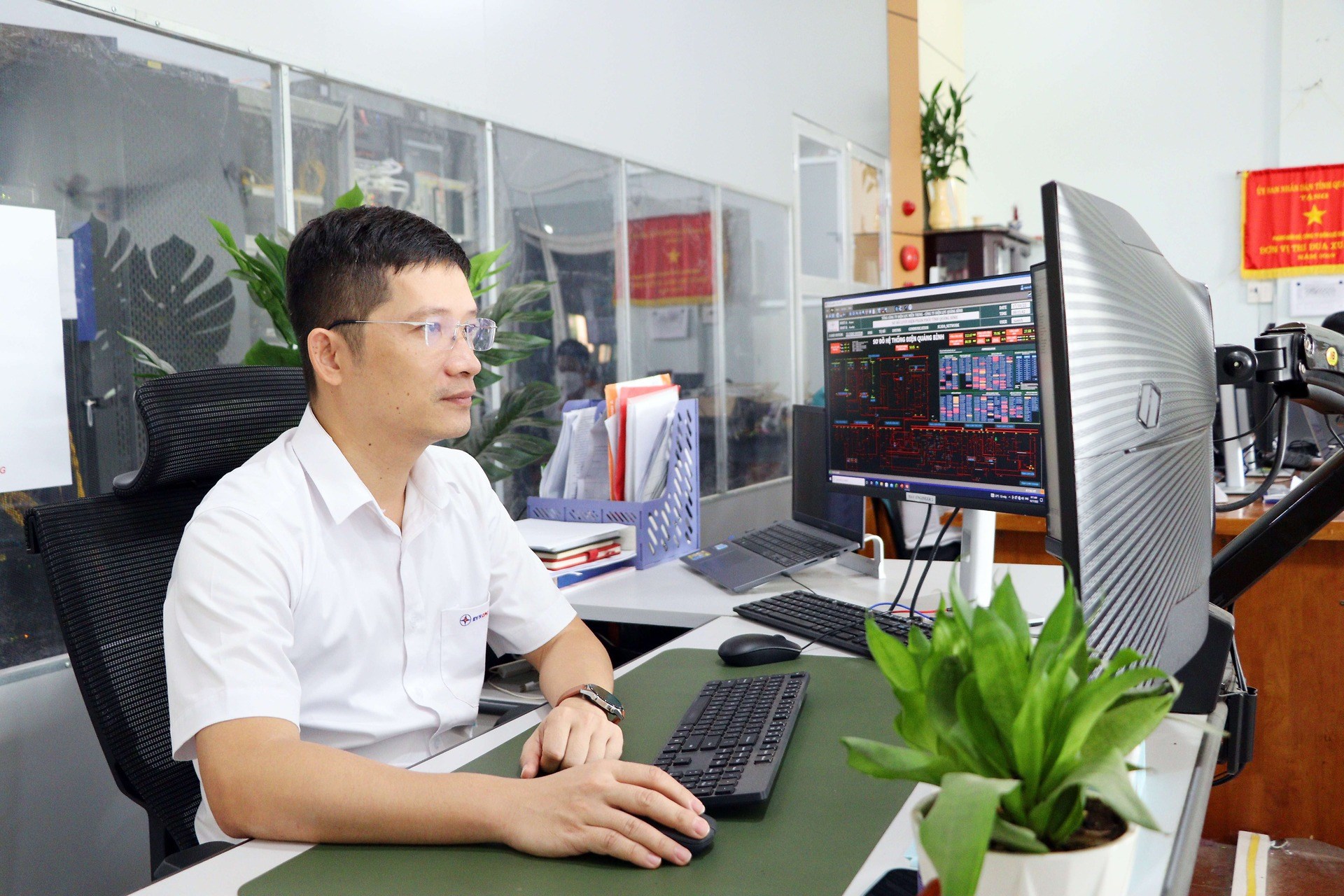 Đoàn viên Vũ Hoài Nam- Phó Trưởng phòng Điều độ Điện lực Quảng Bình học tập và làm theo tư tưởng,  đạo đức, phong cách Hồ Chí Minh
