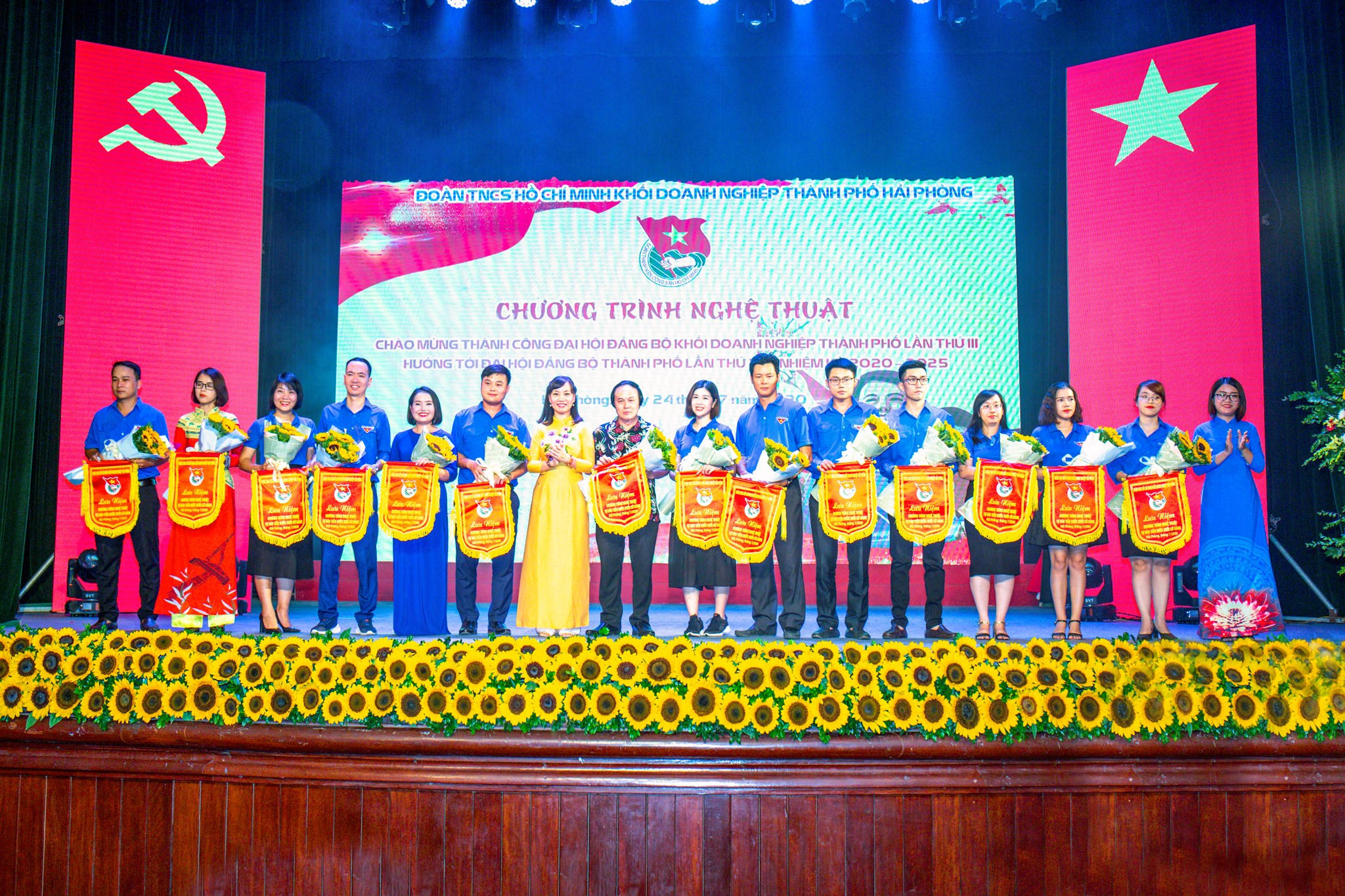 Chương trình nghệ thuật "Tự hào tiến bước dưới cờ Đảng"