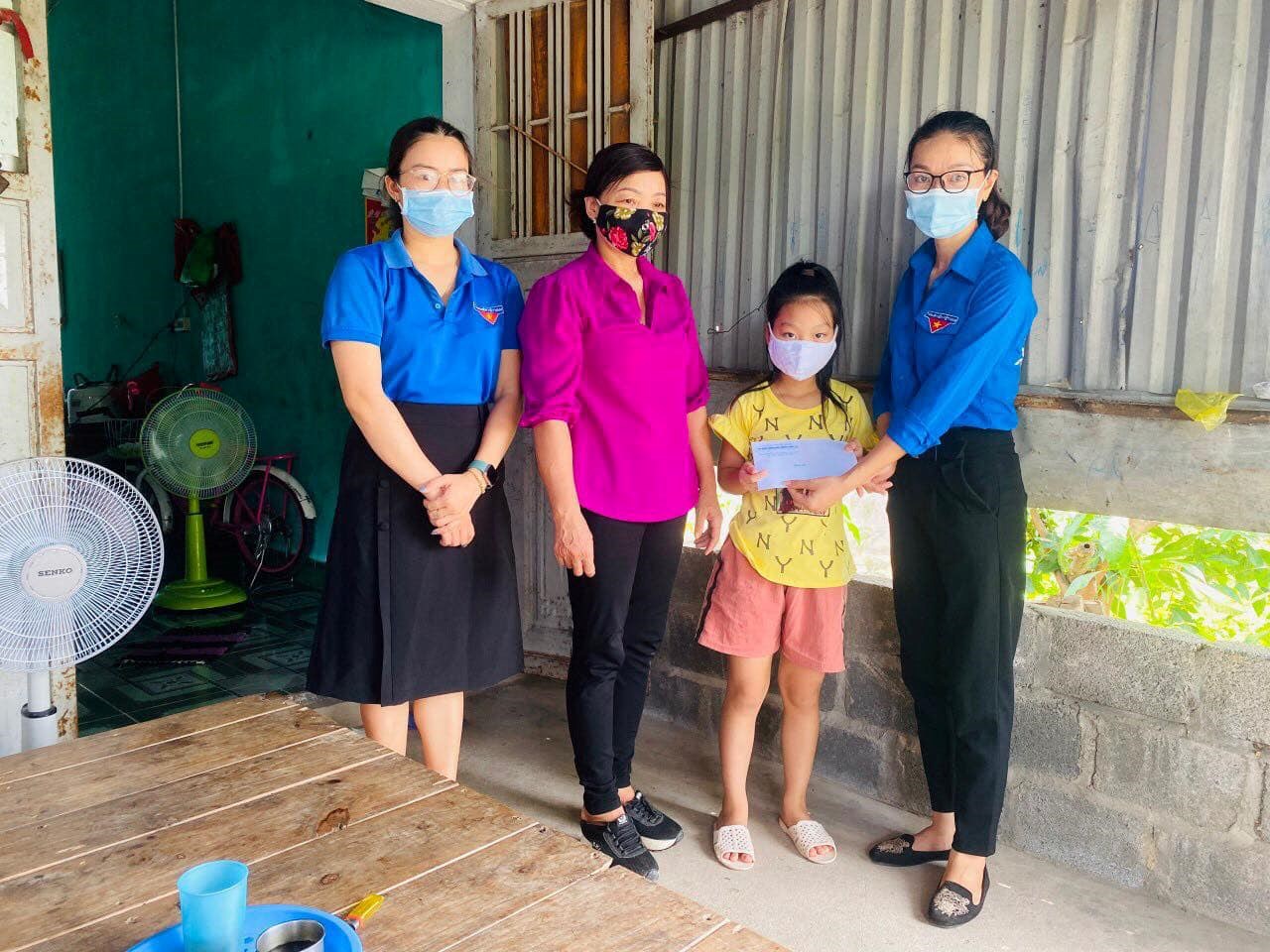 Tặng quà cho học sinh có hoàn cảnh khó khăn